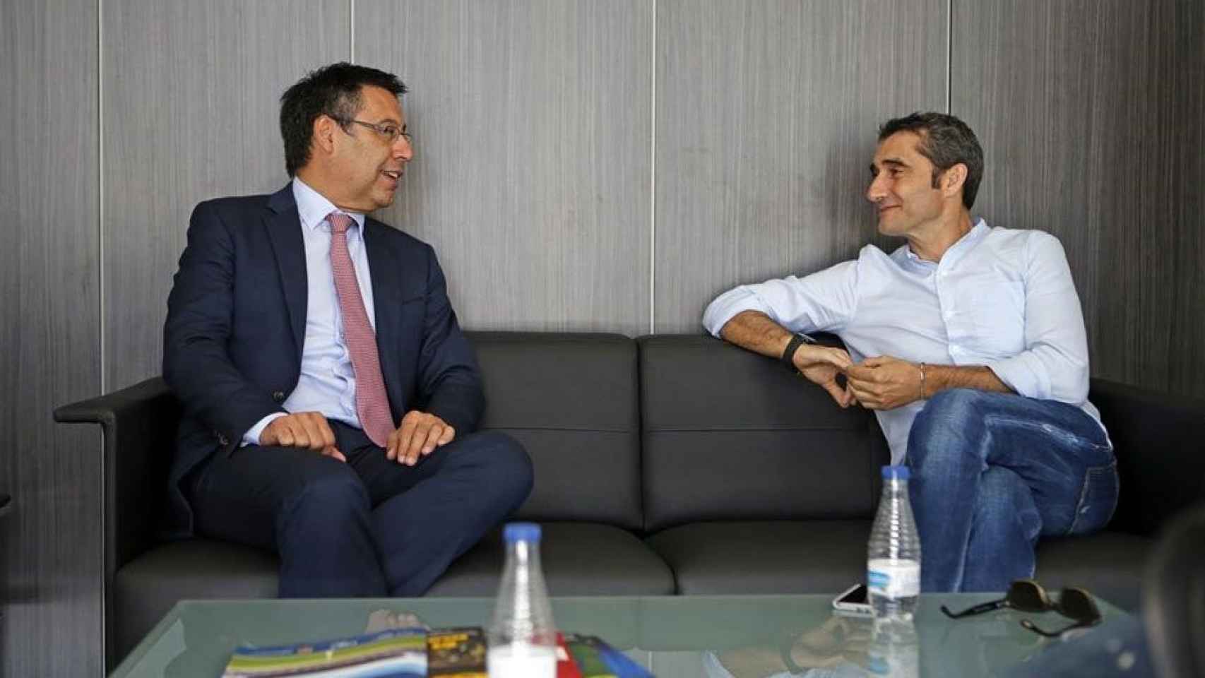 El presidente Bartomeu dialoga con el entrenador del Barça, Ernesto Valverde / FCB - Miguel Ruiz