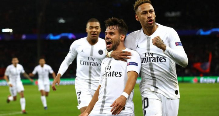 Juan Bernat, celebrando un gol con Neymar y Mbappé | EFE