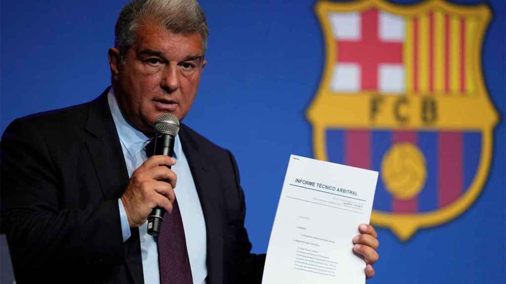 Laporta, mostrando uno de los informes técnicos que preparaba Negreira para el Barça / REDES