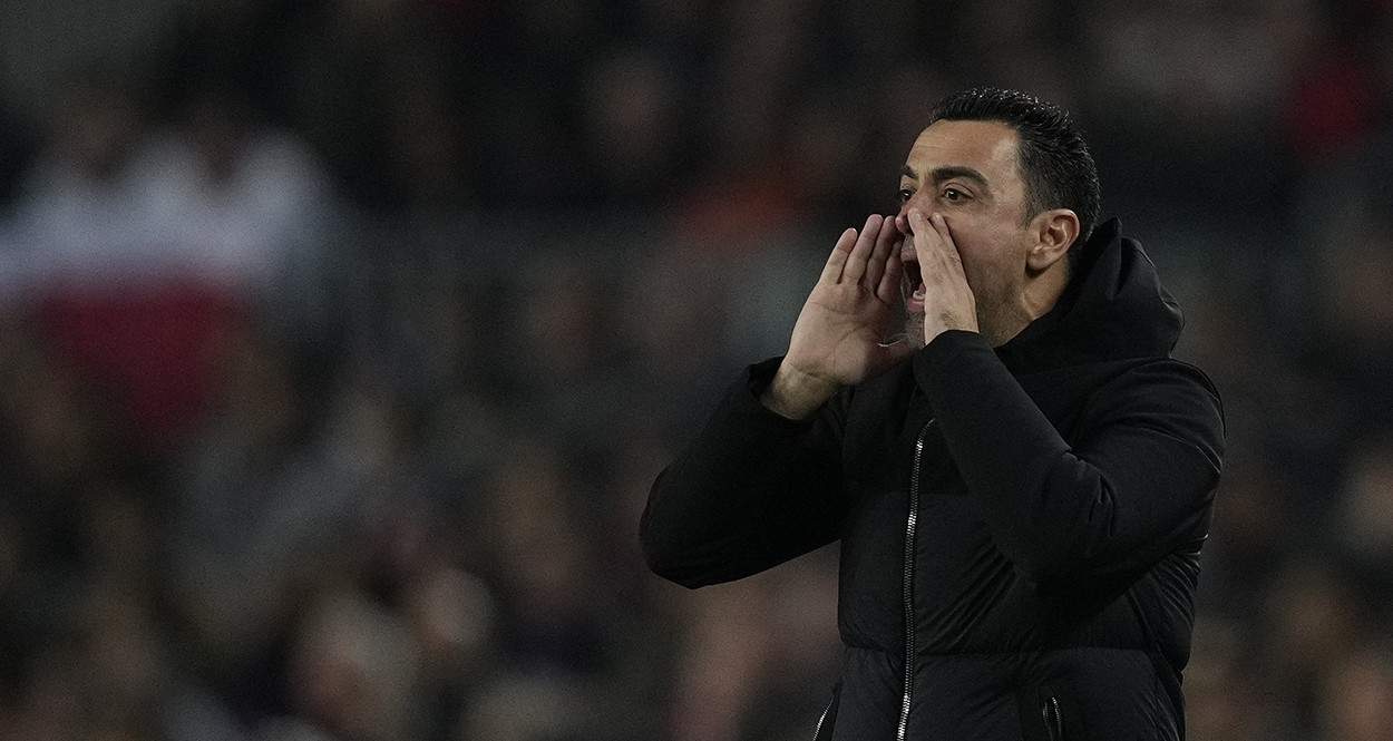 Xavi Hernández, dando indicaciones a sus jugadores / EFE