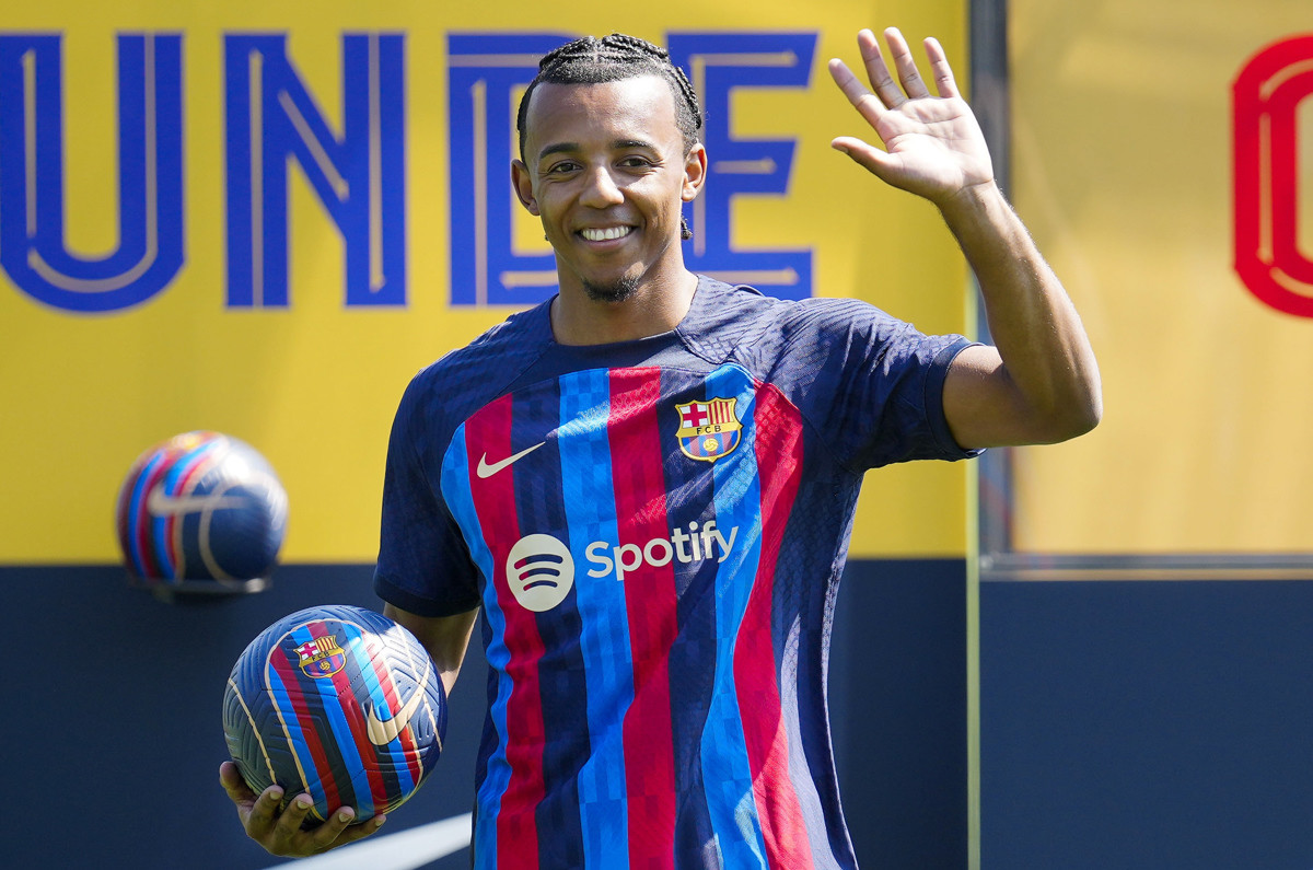 Jules Koundé, presentado con el Barça antes de inscribir al francés / EFE