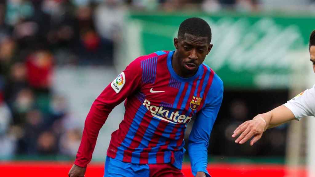 Dembelé en una jugada individual durante el Elche Barça / FCB