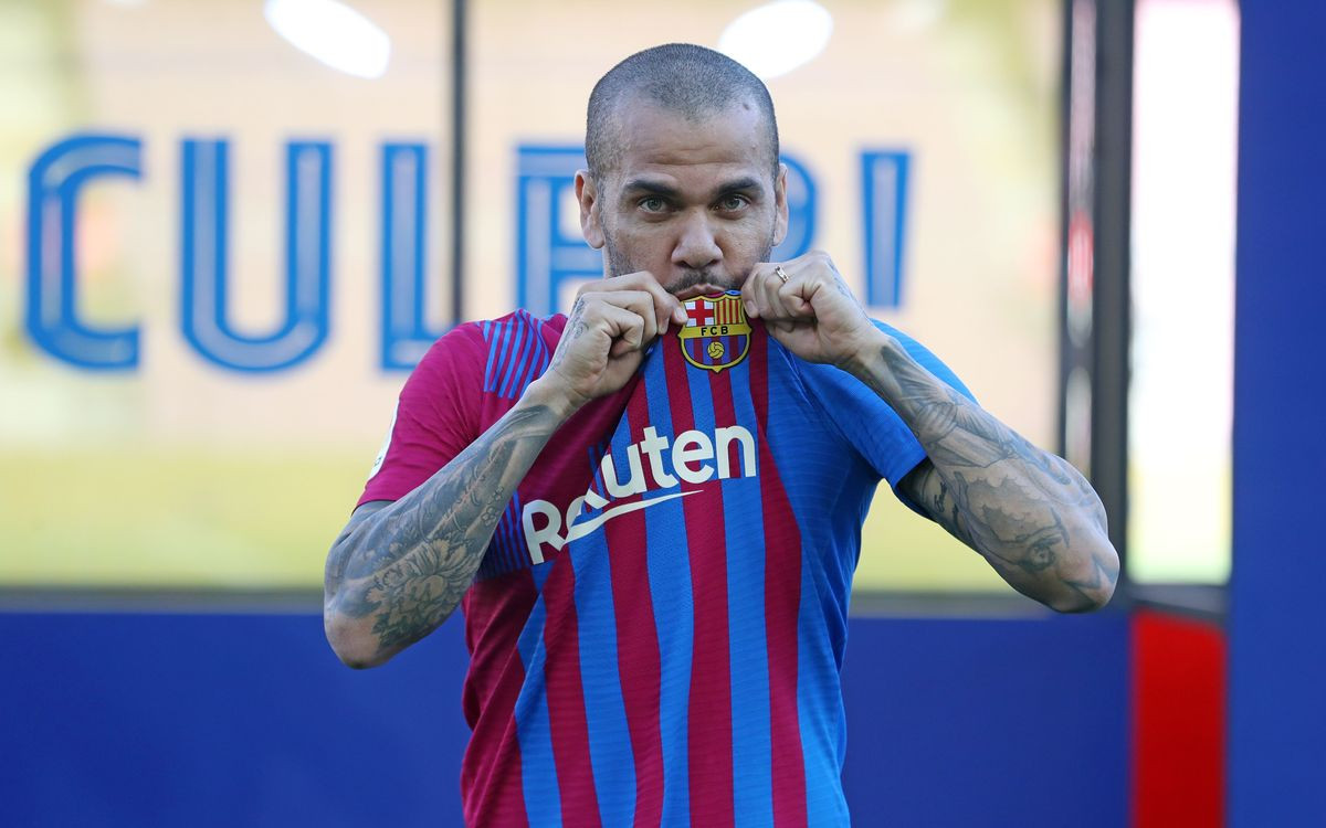 Dani Alves besa el escudo del Barça / FCB