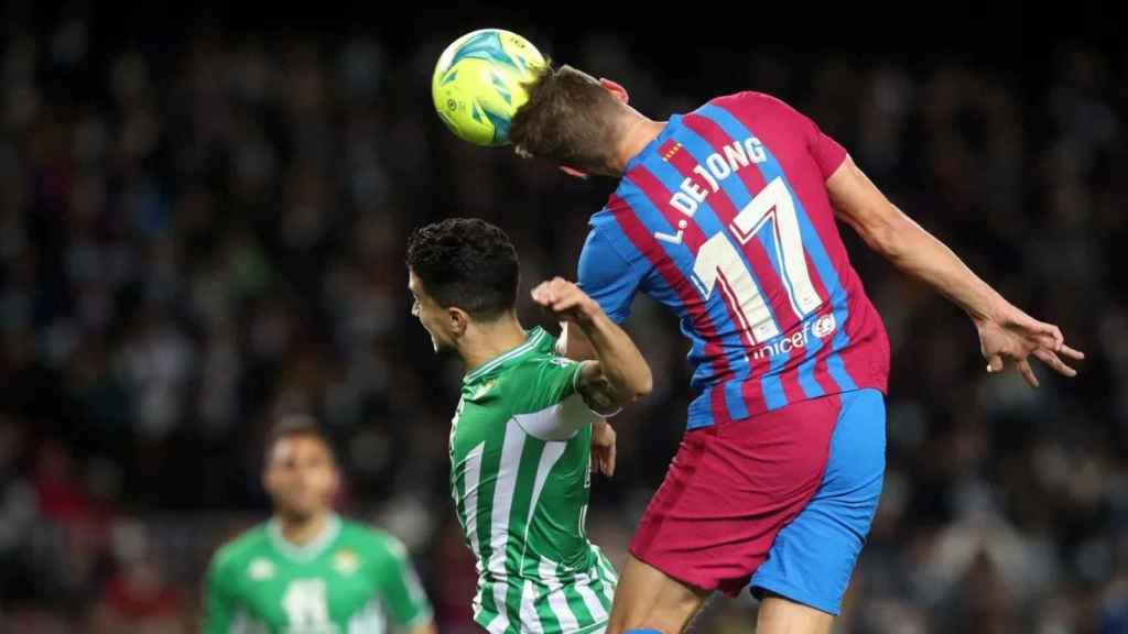 Luuk de Jong, en una acción contra el Real Betis / FCB