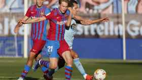 Frenkie de Jong, muy crítico con el juego del Barça, pugna con un jugador del Celta por el control del balón / EFE