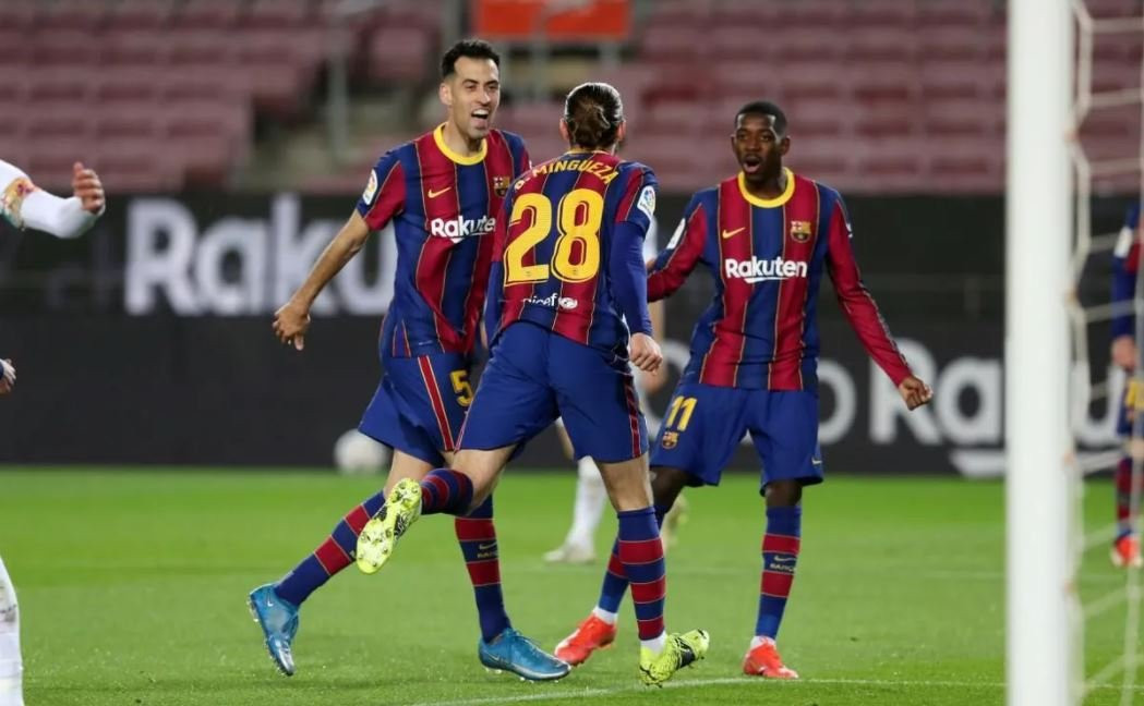 Busquets, Mingueza y Dembelé celebrando el gol del central ante el Huesca / FCB