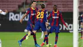 Busquets, Mingueza y Dembelé celebrando el gol del central ante el Huesca / FCB