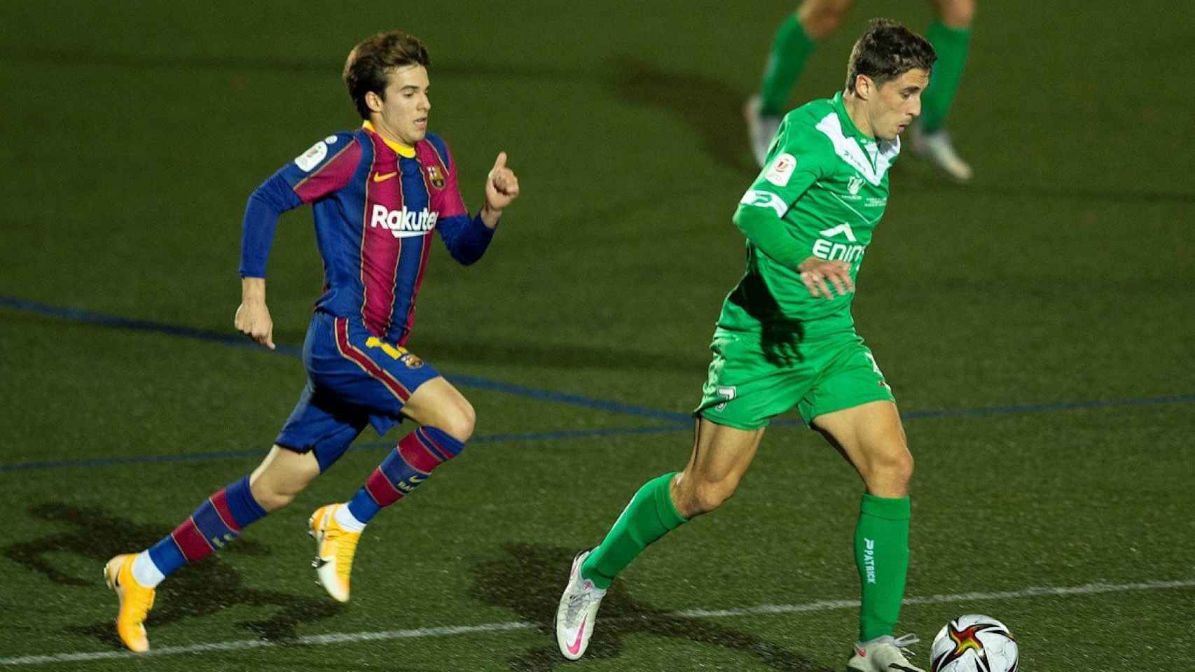 Riqui Puig contra el Cornellá / EFE