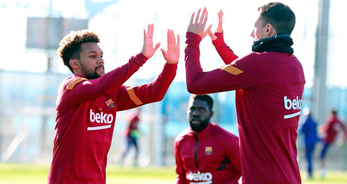 Konrad de la Fuente, en un entrenamiento del Barça junto a Lenglet y Umtiti / FCB