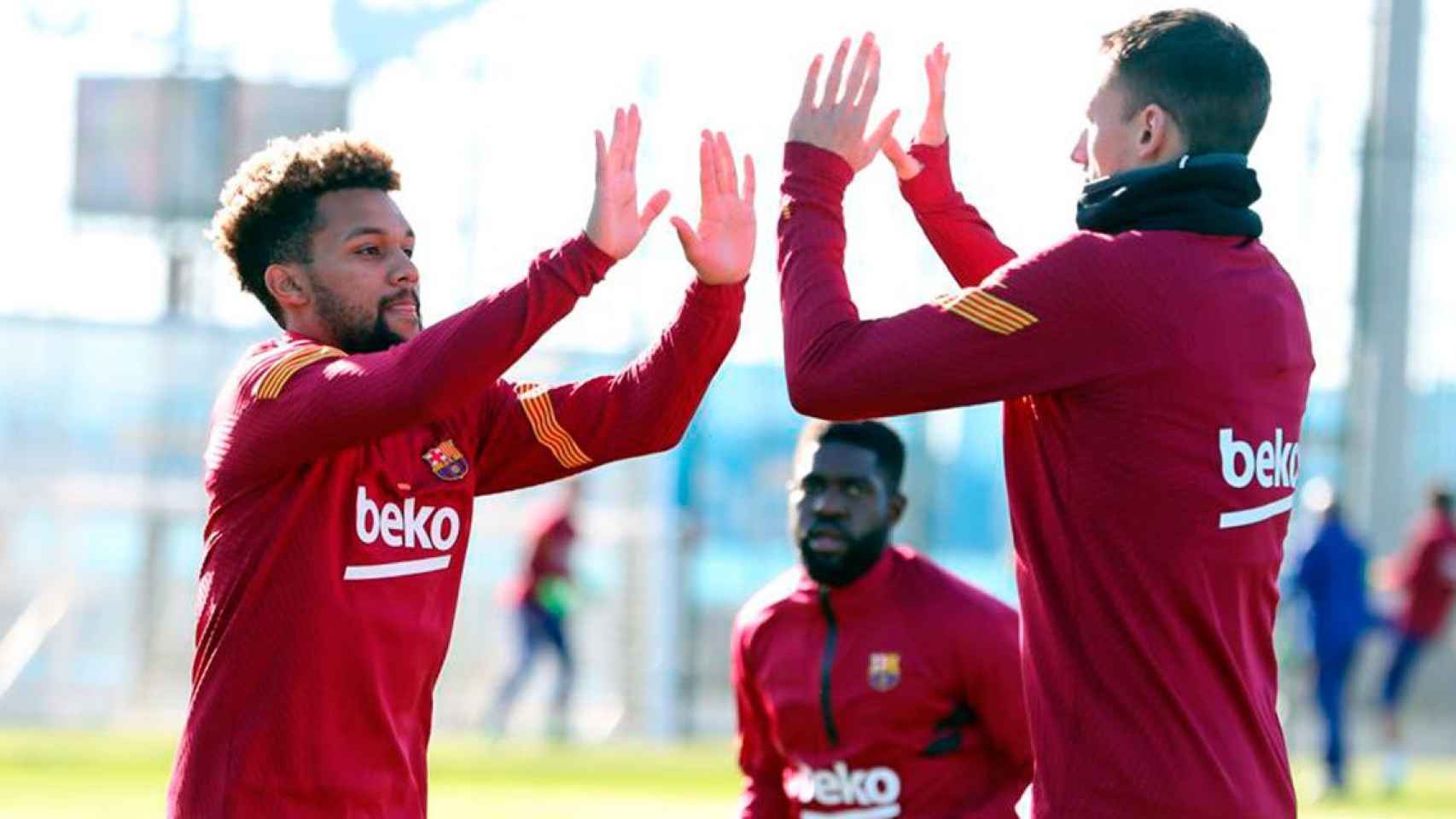 Konrad de la Fuente, en un entrenamiento del Barça junto a Lenglet y Umtiti / FCB