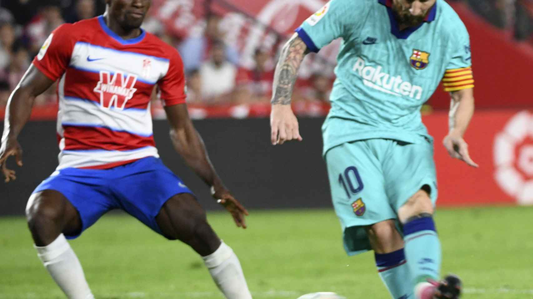 Messi dispara a puerta ante Azeez / EFE