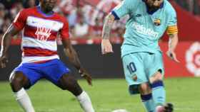 Messi dispara a puerta ante Azeez / EFE