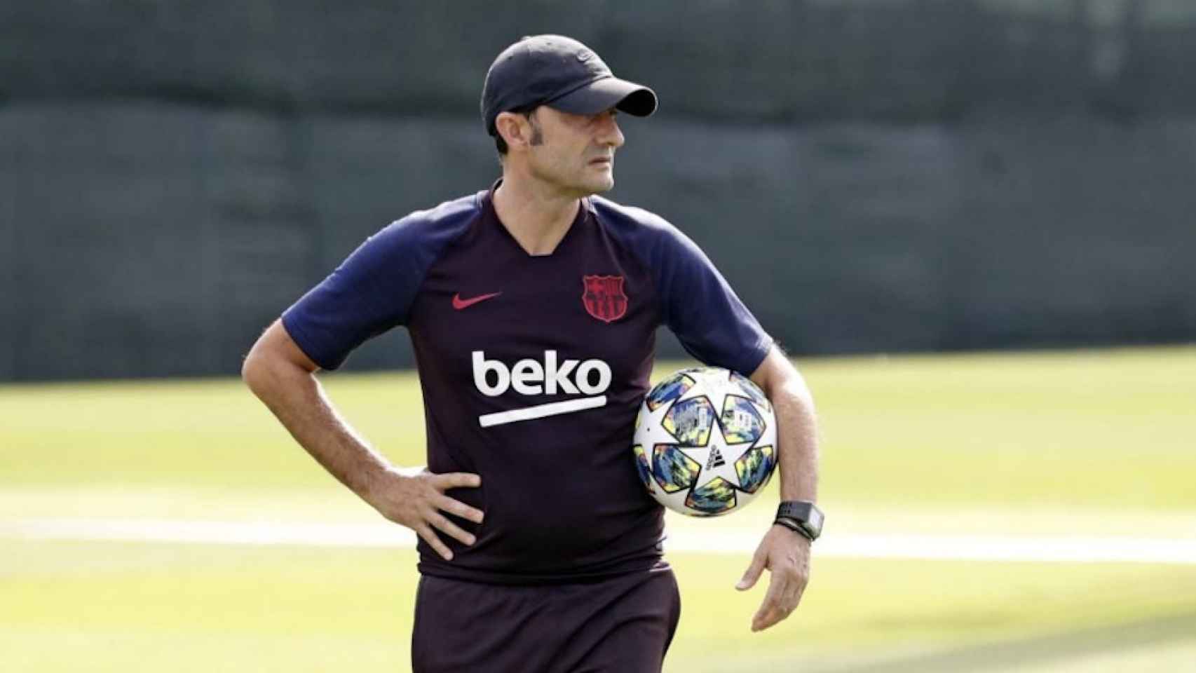 Una foto de Ernesto Valverde durante un entrenamiento del Barça / FCB