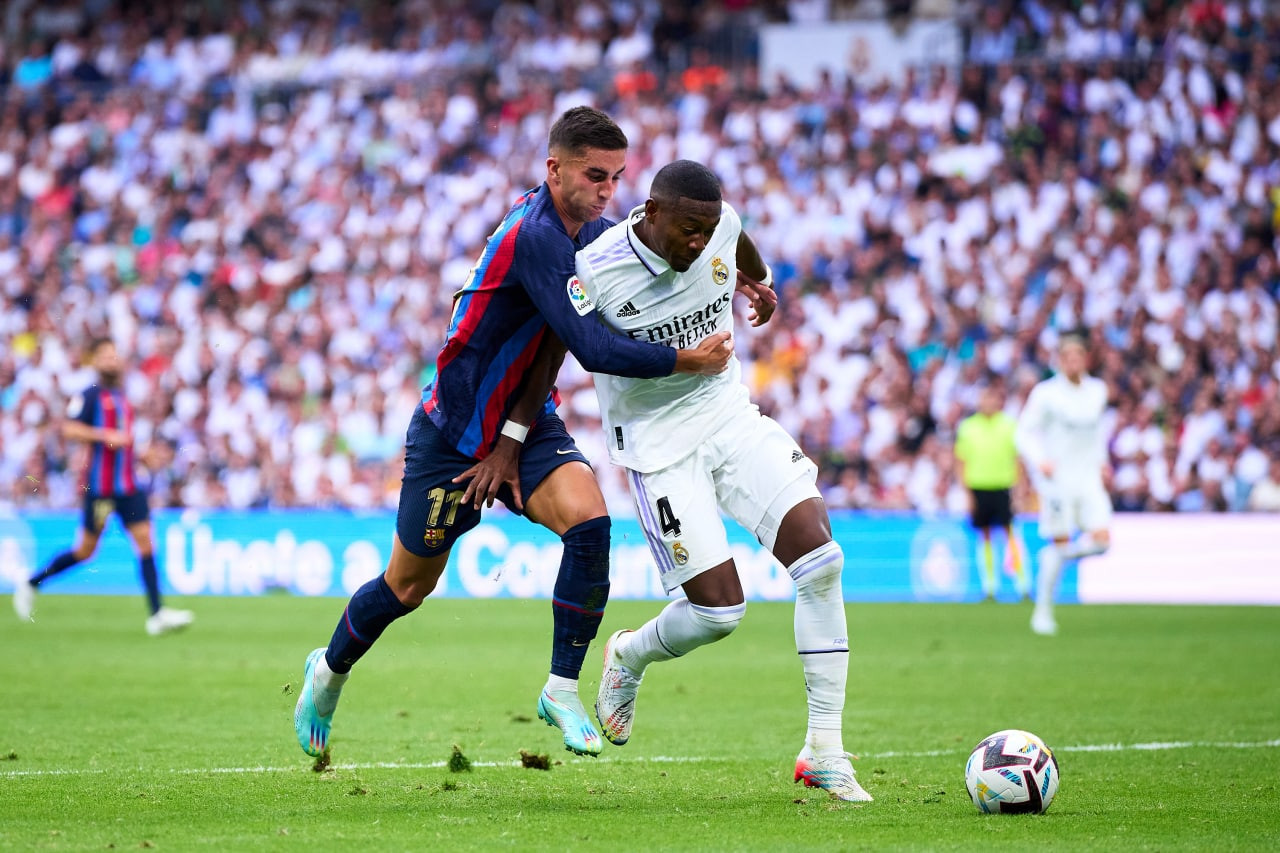 Ferran Torres, durante el clásico contra el Real Madrid en el Bernabéu / FCB