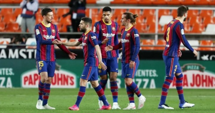 Lenglet saluda a Jordi Alba junto a Araujo, Griezmann y Piqué tras el Valencia-Barça / FCB