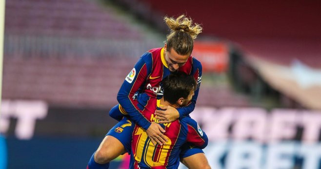 Messi y Griezmann abrazados en la celebracion de un gol contra el Betis / FCB