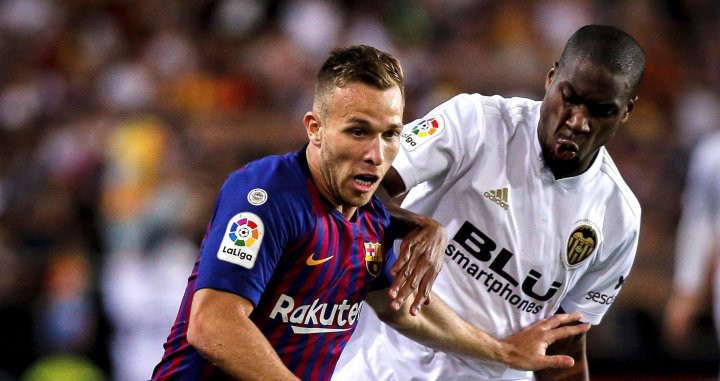 Una foto de Arthur durante el partido frente al Valencia / EFE