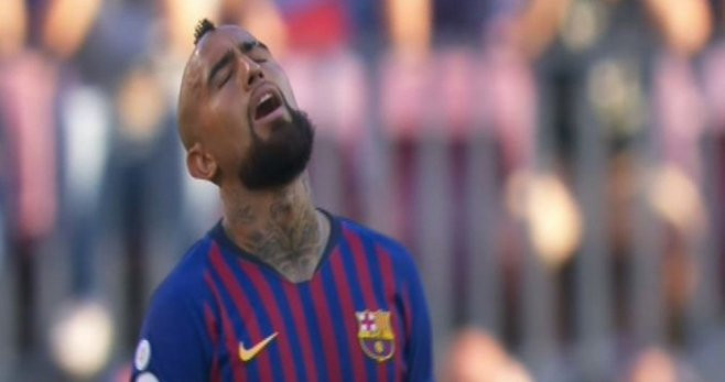 Arturo Vidal, frustrado tras ver su cambio por Messi frente al Athletic