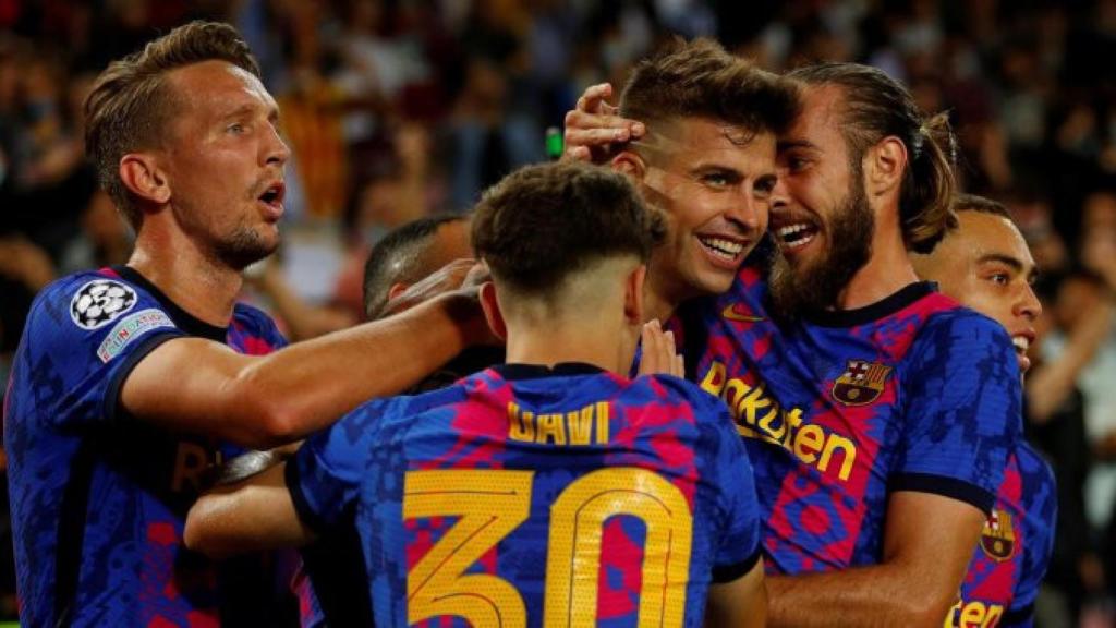 Mingueza, Gavi y Luuk celebran el gol de Piqué al Dinamo de Kiev en el Camp Nou