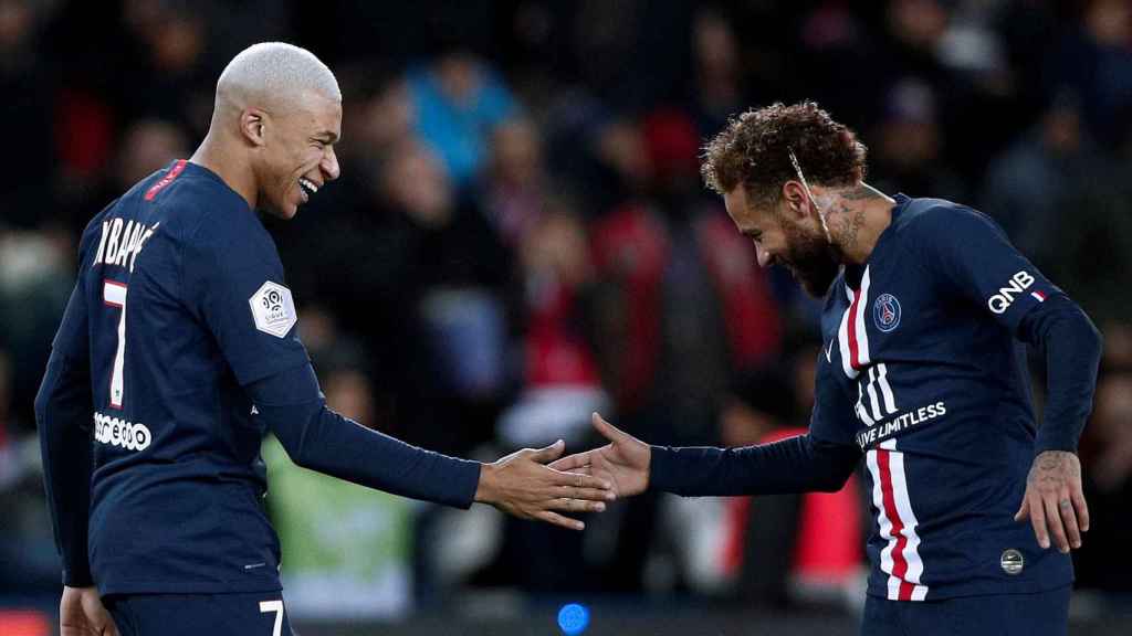 Neymar, junto a su compañero en el PSG Kylian Mbappé, celebrando un gol