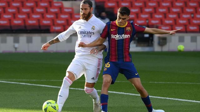 Pedri, en una acción ante el Real Madrid | EFE