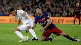 Casemiro con Sergio Busquets en un clásico / EFE