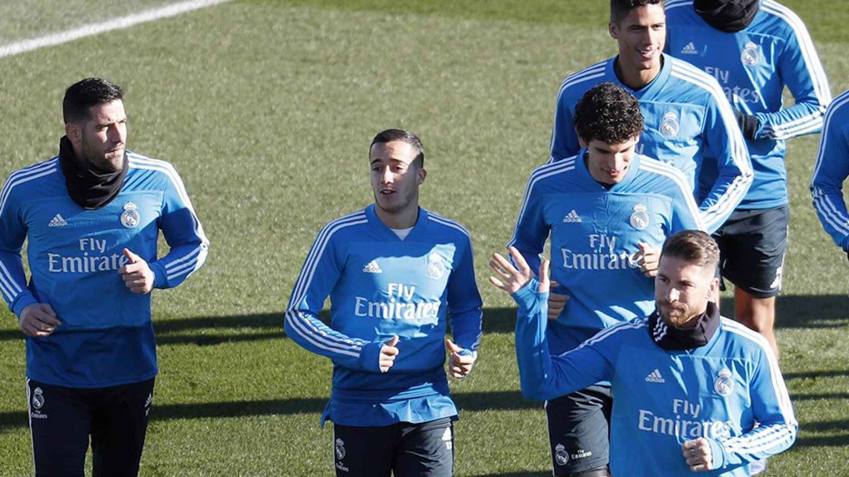 De izda. a dcha. Los jugadores del Real Madrid Kiko Casilla, Lucas Vázquez, Sergio Ramos, Jesús Vallejo y Raphael Varane durante un entrenamiento / EFE