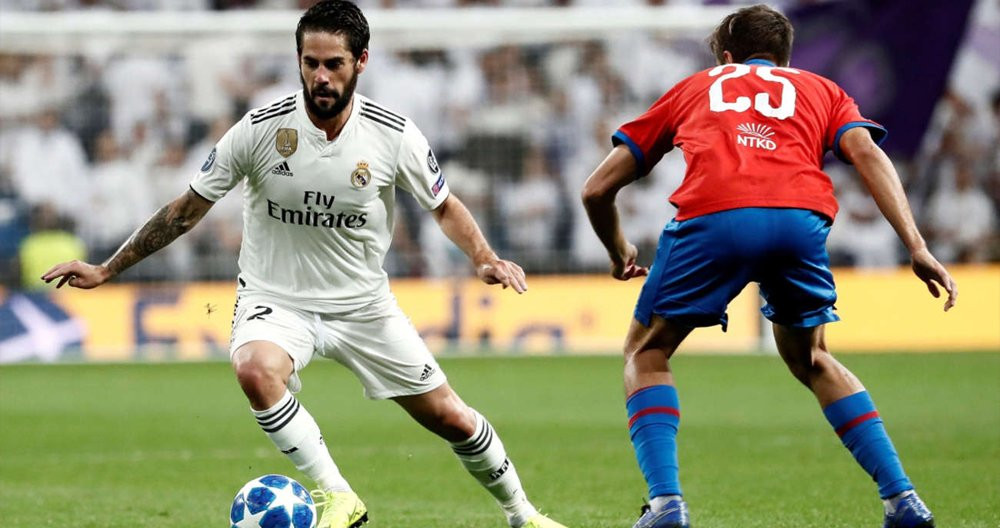 Isco conduce un balón durante un partido del Real Madrid / EFE