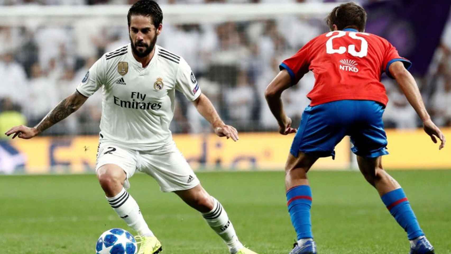 Isco conduce un balón durante un partido del Real Madrid / EFE