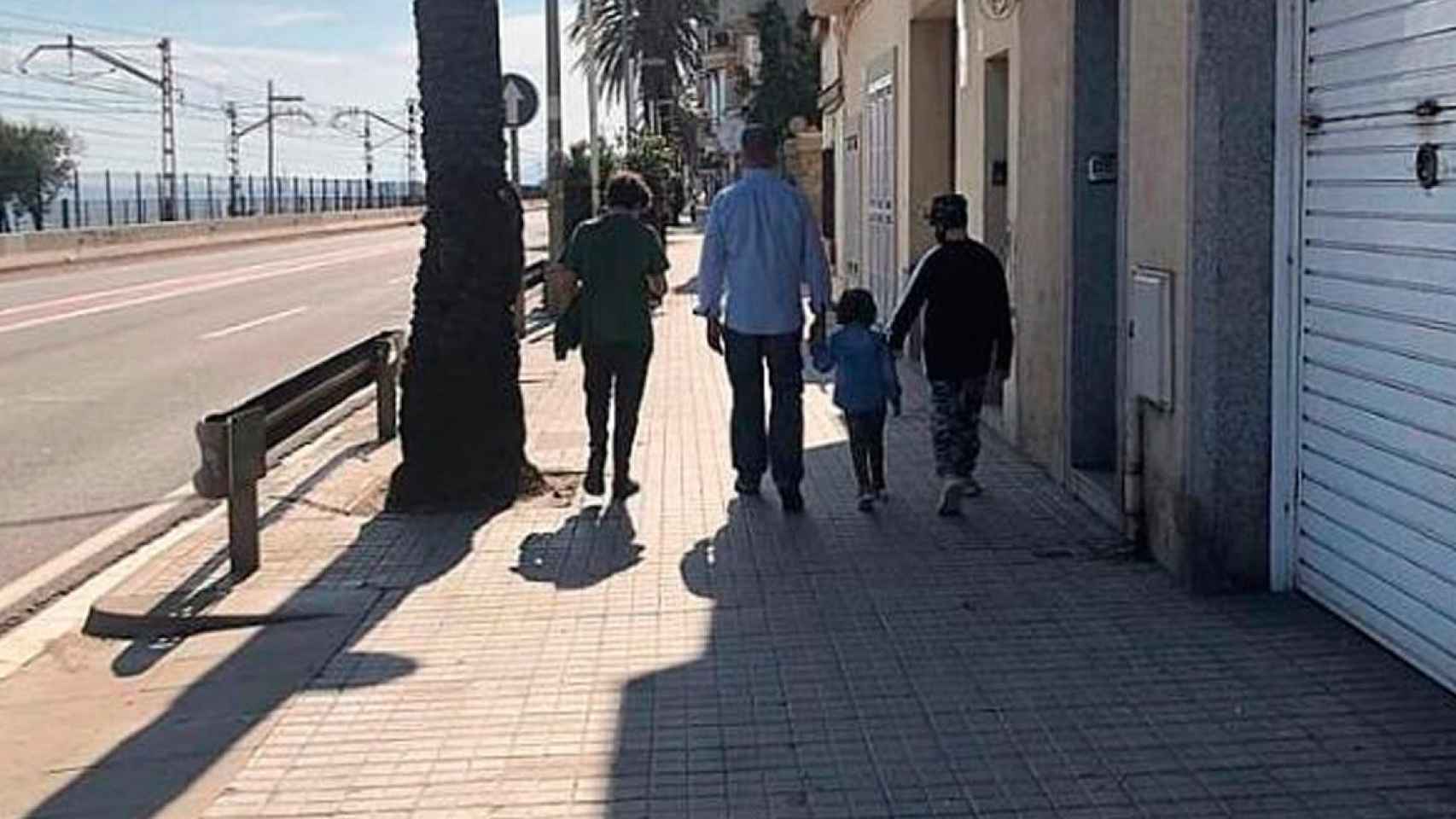 La fotografía del 'conseller' de Interior, Miquel Buch, con sus hijos en Premià de Mar / INSTAGRAM