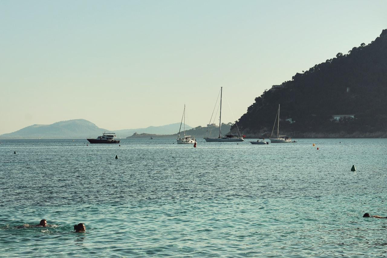 Una imagen de personas de vacaciones en la Costa Brava, España / PEXELS