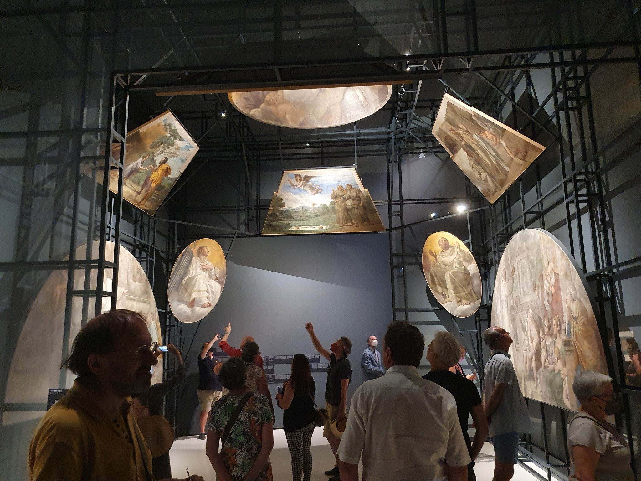 El público recorre la recreación de la Capilla Herrera, en el Museo nacional de Arte de Cataluña / MNAC