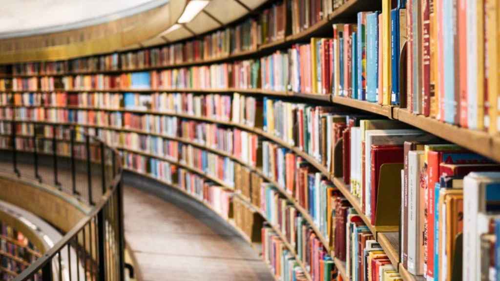 Interior de la British Library. Bibliotecas