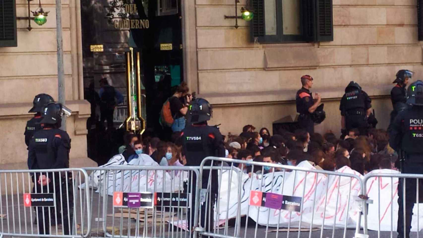 Cuatro personas se encadenan ante la Delegación del Gobierno en Barcelona contra la sentencia del 25% de castellano / EP