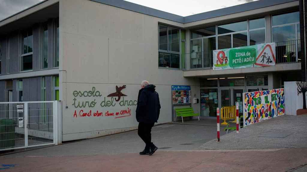 Entrada de la escuela Turó del Drac, en Canet de Mar (Barcelona), donde se ha flexibilizado la inmersión; Fiscalía investiga el linchamiento a una familia / EP