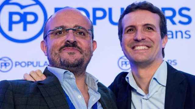 El presidente del PPC, Alejandro Fernández (i) y el líder nacional del partido, Pablo Casado (d) / EFE