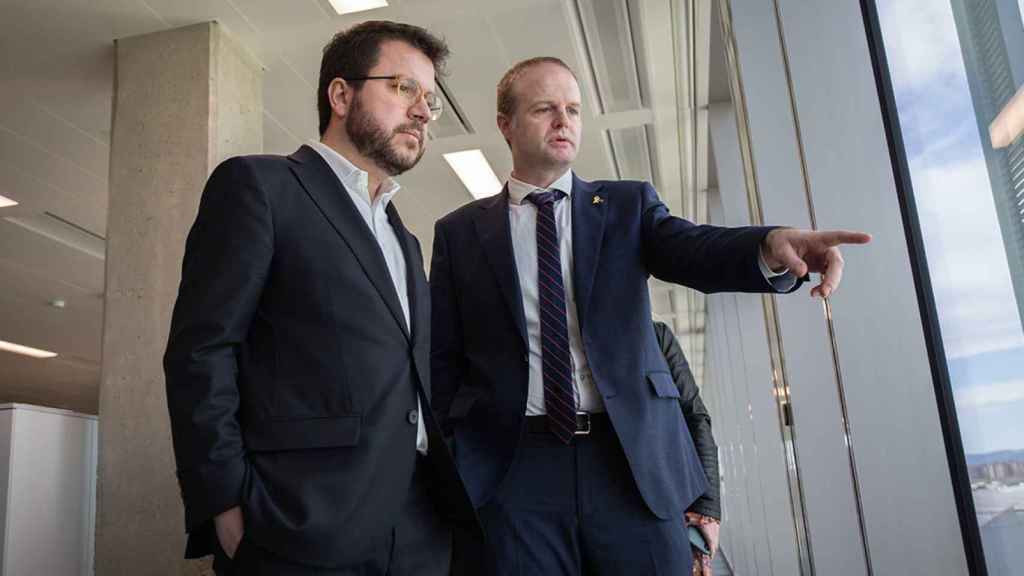 Pere Aragonès (i) junto a Albert Castellanos (d) en una foto de archivo / DAVID ZORRAKINO - EUROPA PRESS