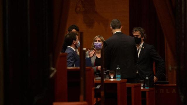 Varios componentes del Govern conversan al finalizar la reunión convocada entre el Govern y los partidos catalanes, en Barcelona / EP