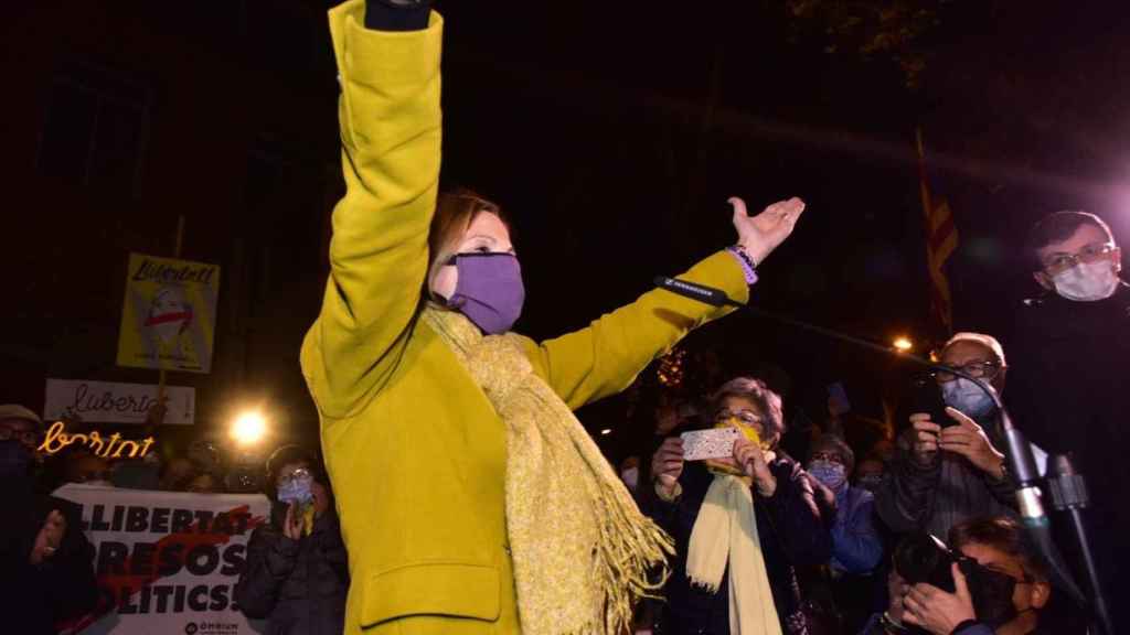 Carme Forcadell, dirigiéndose a las personas concentradas ante la cárcel de mujeres de Wad-Ras, en Barcelona / EFE