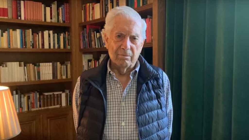 El escritor Mario Vargas Llosa, una de las figuras que reivindica la figura del rey / YOUTUBE