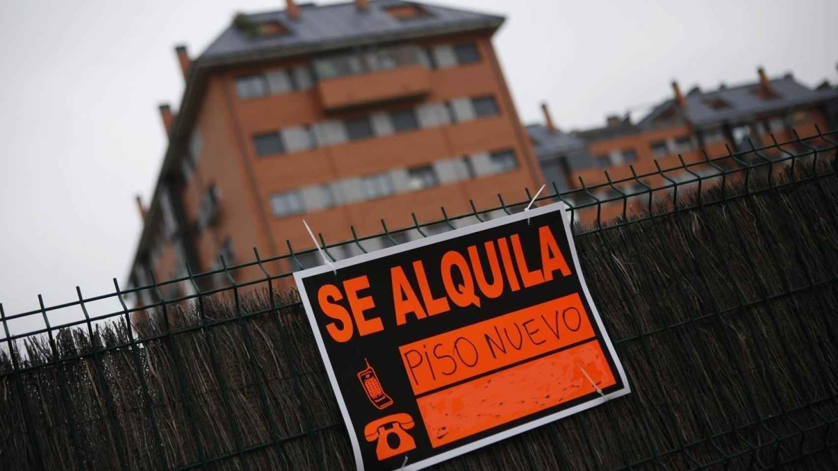 Un cartel de alquiler de vivienda / EP