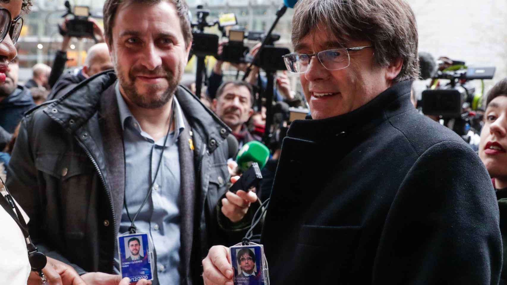 Toni Comín y Carles Puigdemont muestran sus acreditaciones provisionales de eurodiputados / EFE