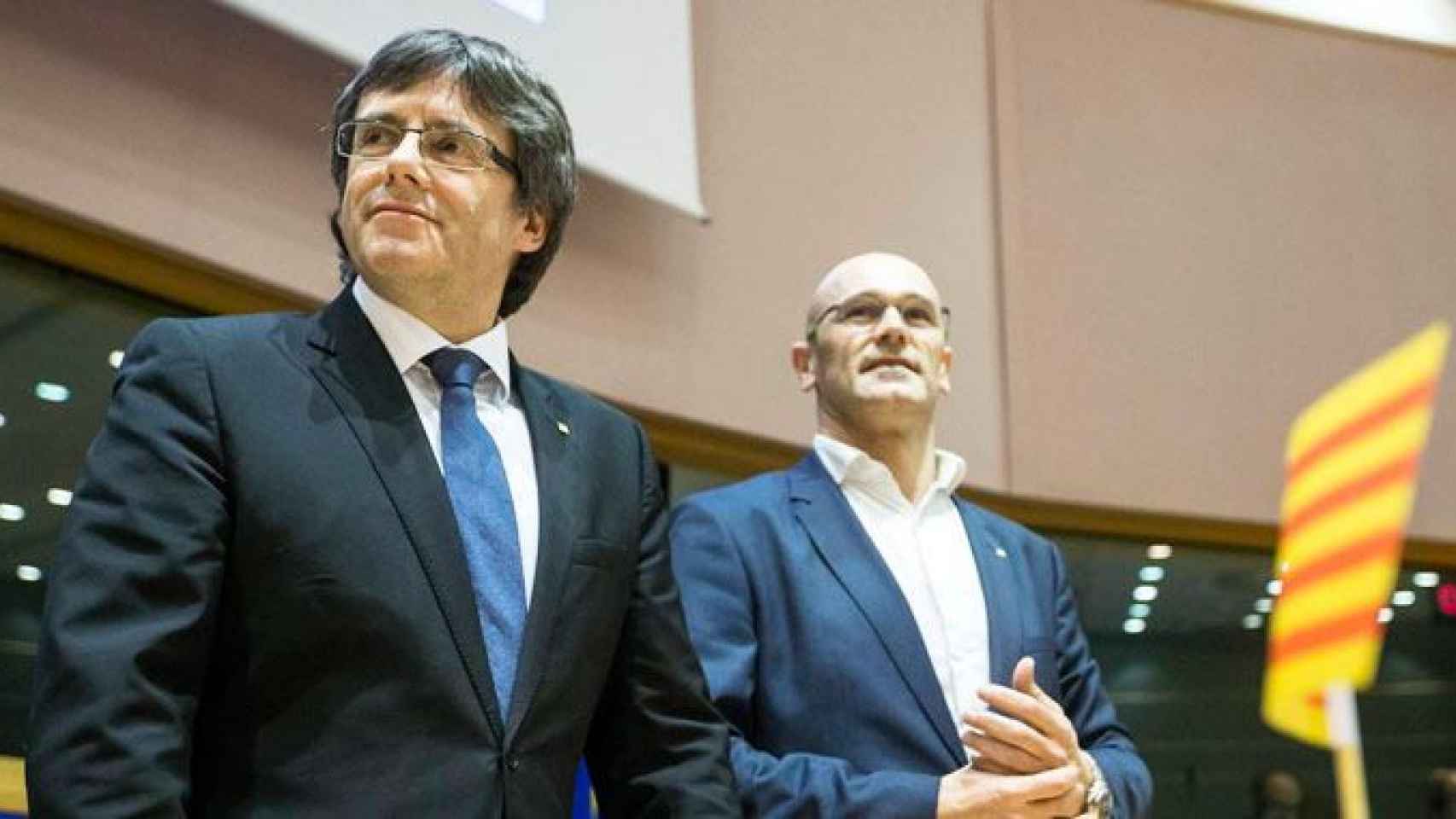 El 'expresident' Carles Puigdemont y el exconsejero de Exteriores, Raül Romeva, en una conferencia organizada por el Diplocat en Bruselas (Bélgica) / EFE