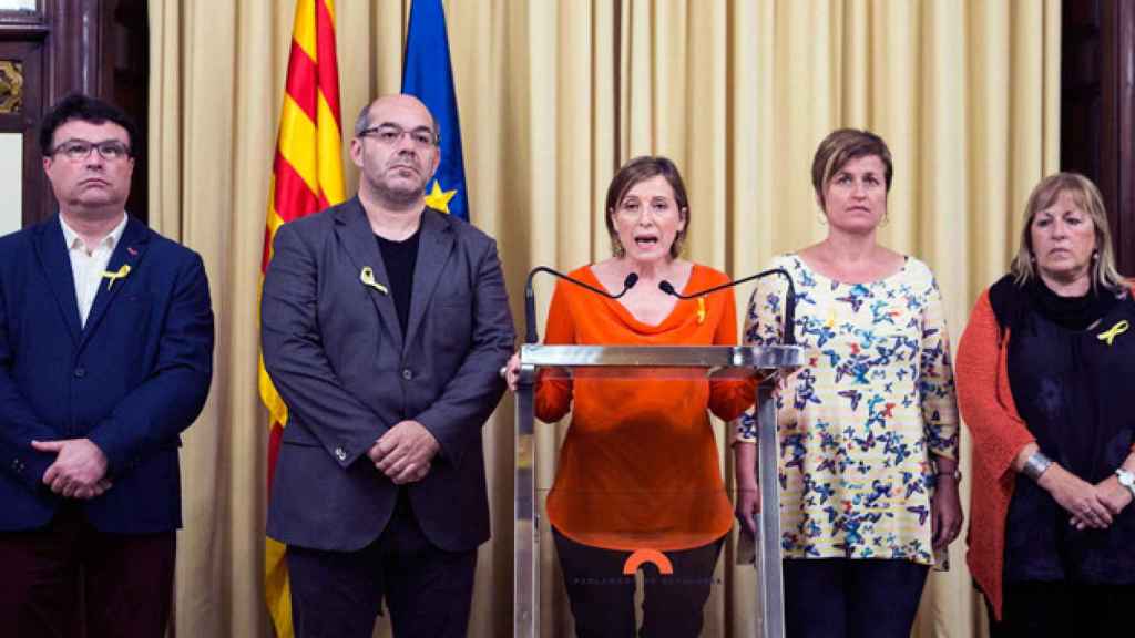 Carme Forcadell y el resto de los miembros de la Mesa del Parlament durante la lectura de su mensaje institucional / EFE