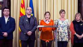 Carme Forcadell y el resto de los miembros de la Mesa del Parlament durante la lectura de su mensaje institucional / EFE