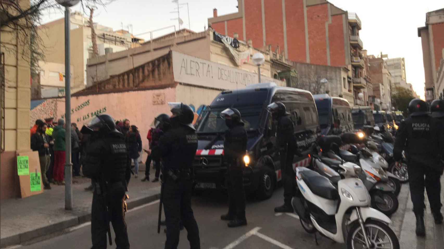 Agentes de la brigada antidisturbios (BRIMO) de los Mossos d'Esquadra durante el desalojo de los vecinos / TWITTER