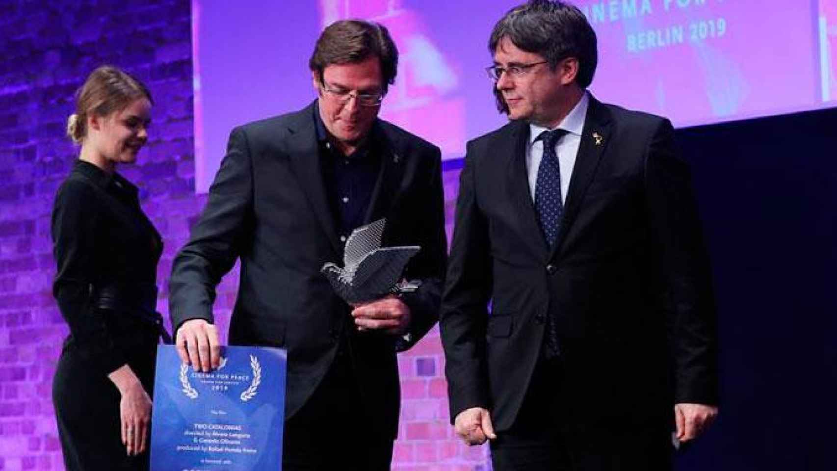 El director Álvaro Longoria junto al expresidente de la Generalitat, Carles Puigdemont / EFE