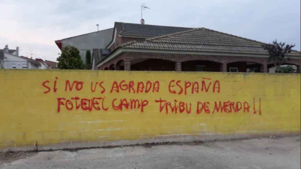 Una imagen de una de las pintadas en Vallfogona de Balaguer (Lleida), el pueblo de Meritxell Serret