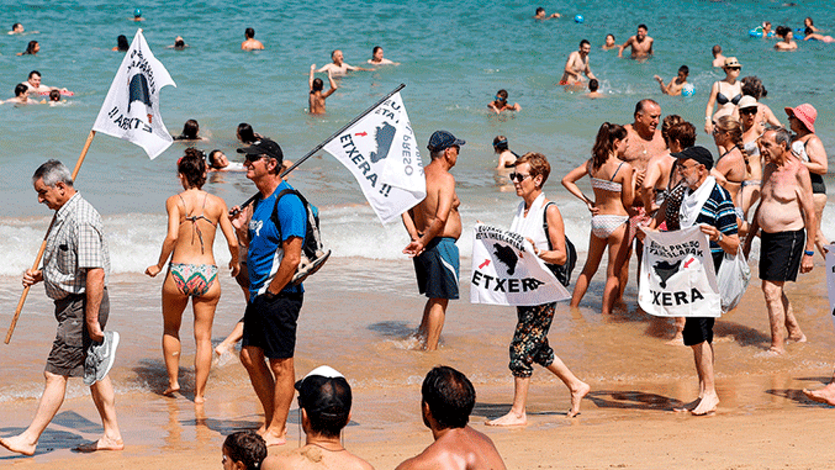 Familiares de presos de ETA piden el acercamiento de los reclusos al País Vasco en una playa / EFE