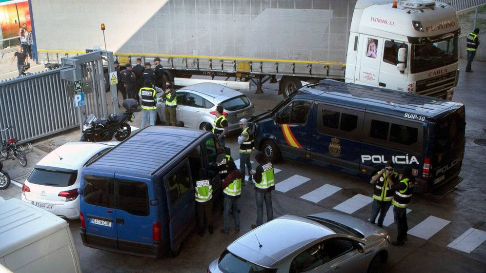 La Policía Nacional intercepta a los Mossos d'Esquadra cuando pretendían quemar documentos sobre el 'procés' en la incineradora de Sant Adrià de Besòs / EFE